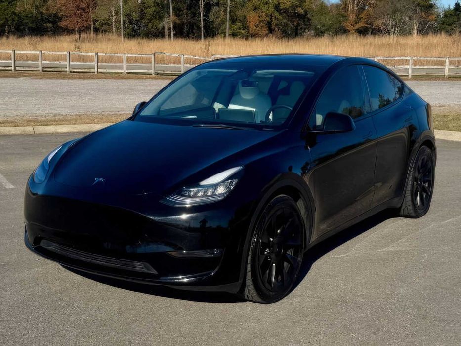 Tesla Model Y Long Range      2023