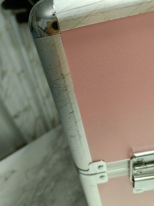 Solidny kuferek kosmetyczny różowy