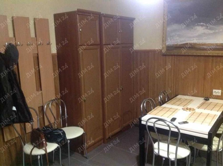 Просторий двоповерховий будинок на Подолі