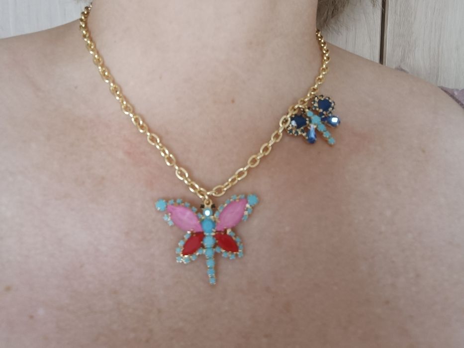 Naszyjnik na złotym łancuszku z pięknymi zawieszkami