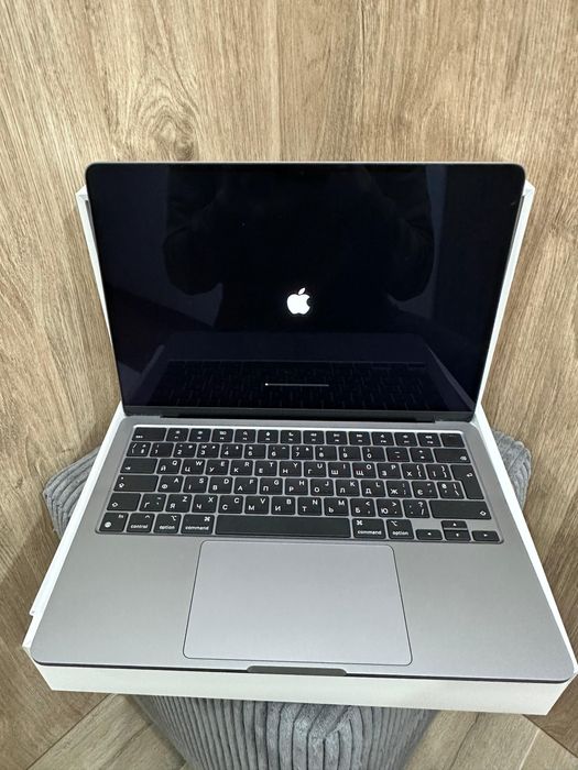MacBook Air 13,6, 256 SSD, M2, 8гб оперативна памʼять МІСТО РІВНЕ