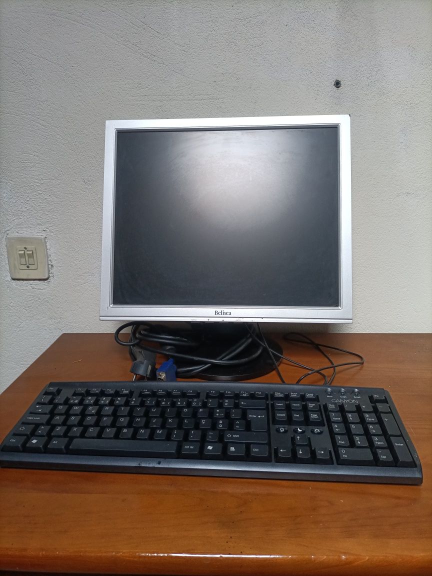 Monitor em bom estado, a funcionar em perfeitas condições + teclado