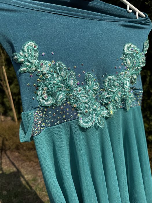 Bogato zdobiony stroj do tańca dla dziewczynki