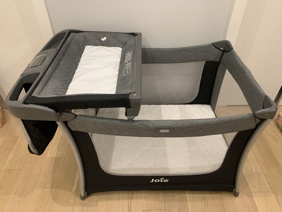 Łóżeczko turystyczne z przewijakiem joie