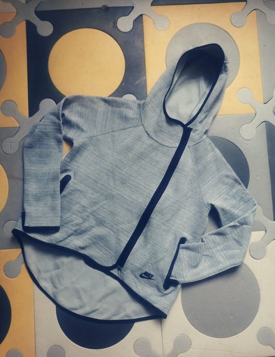 Bluza Nike r. S Asymetryczna, z tyłu dłuższą, zapinana na zamek
