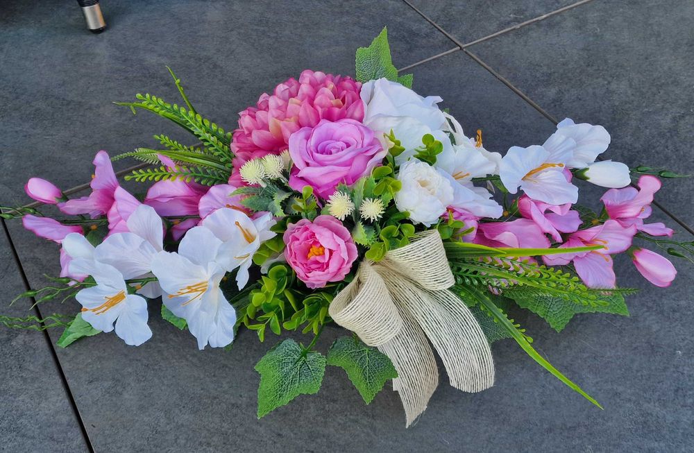 Kompozycja kwiatowa na grób cmentarz stroik ikebana Z152