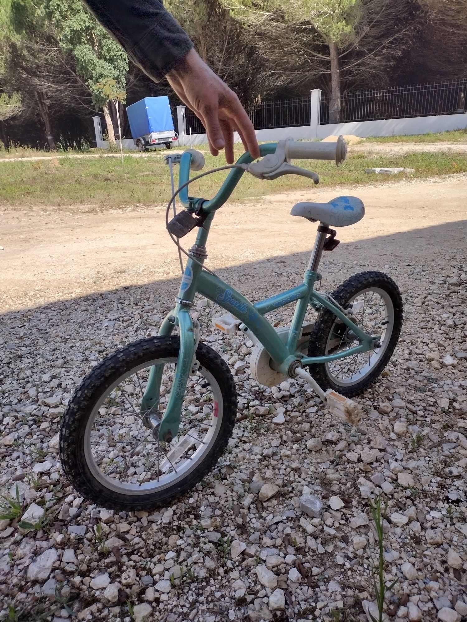 Bicicleta de criança com rodas de apoio