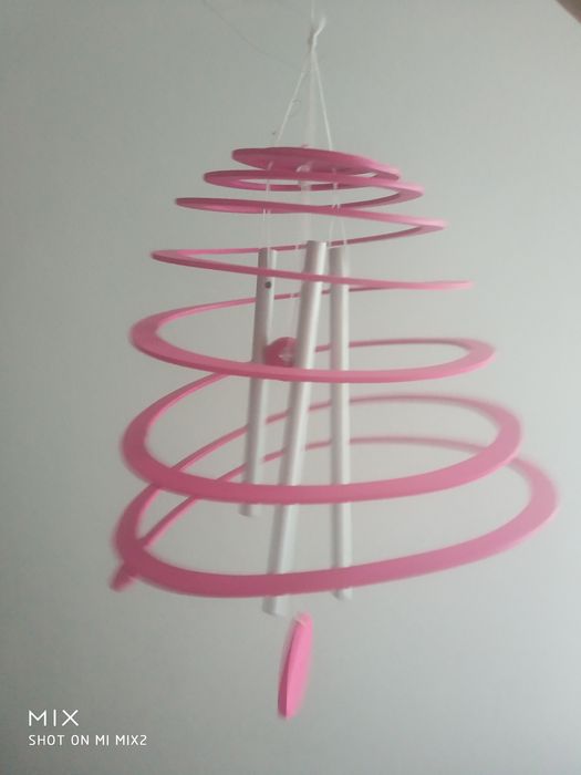 Różowe dzwonki wietrzne.