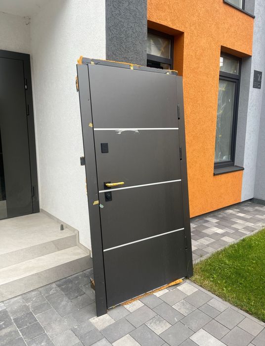 Вхідні двері металеві