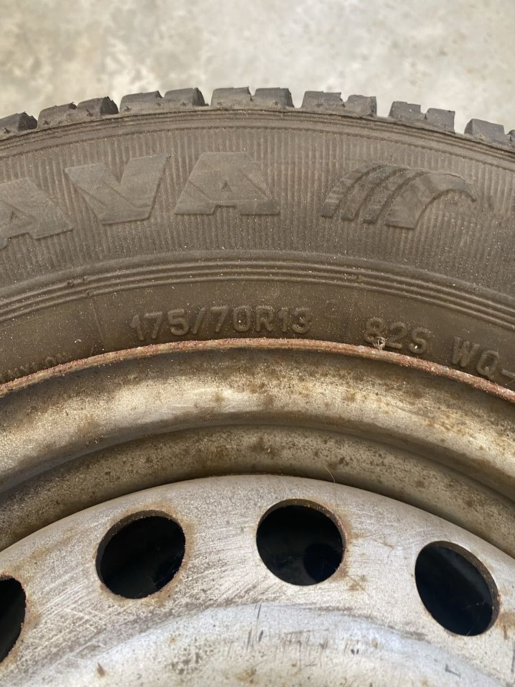 Продам резину з дисками зимову r13