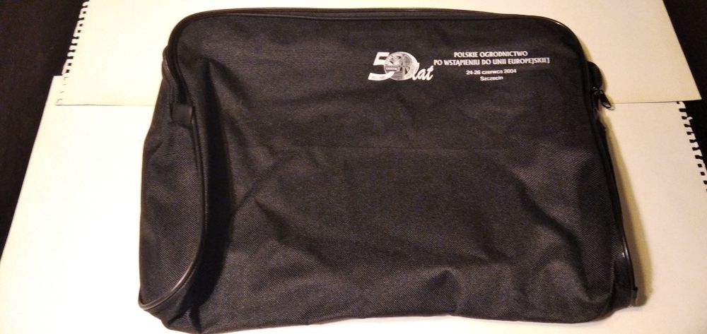 Nowa czarna torba brezentowa z napisem.