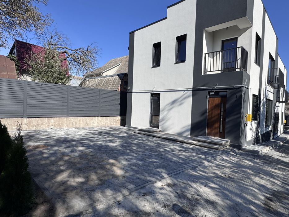 Новий котедж (двоян) в центрі міста