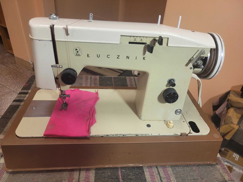 Maszyna do szycia ŁUCZNIK 466 -profesjonalna domowa , żelazne części