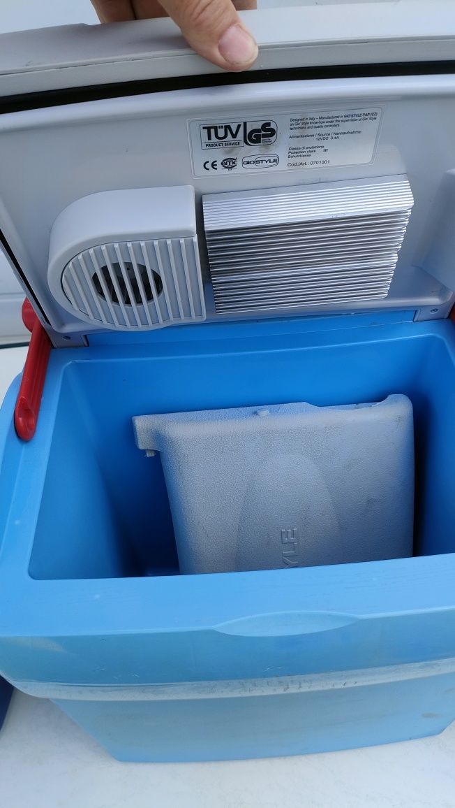Lodówka turystyczna 12 V i 230 V