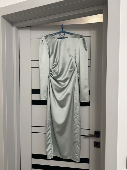 Ніжна атласна сукня