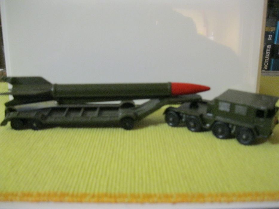 Тягач с ракетой военная техника