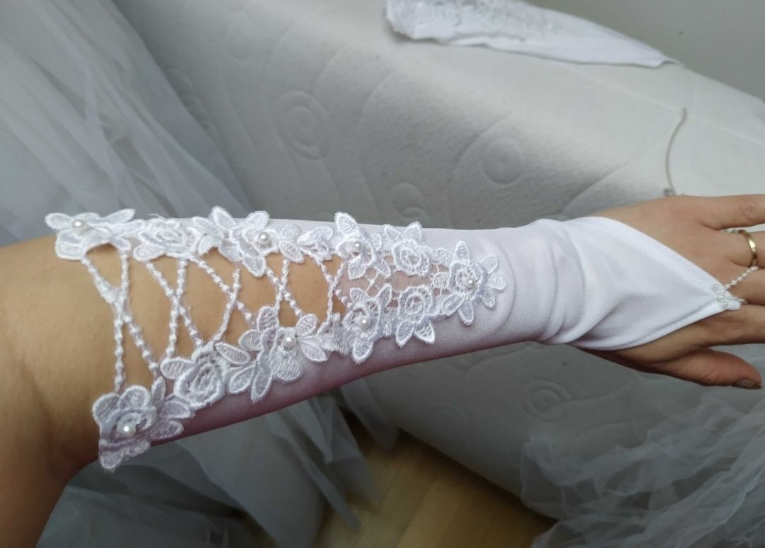 Piękna suknia ślubna typ księżniczki przepasana szafirowym pasem