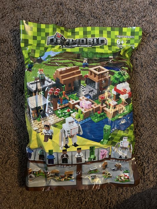 Величезна упаковка лего