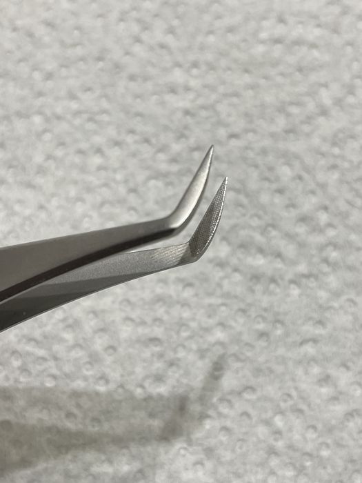 Пінцети для нарощування вій Vilmy та Design Lashes.