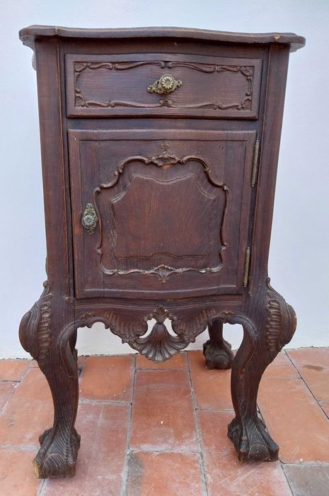 duas mesas de cabeceira estilo D. João V