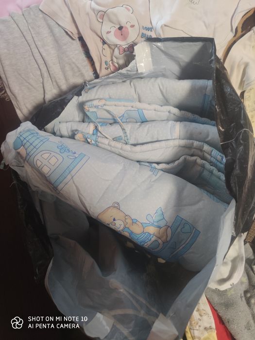 Віддам безкоштовно бортики дитячі 2 набори та речі