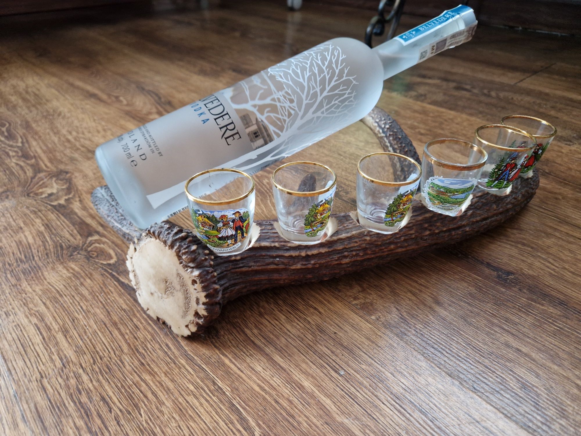 Stojak mysliwski na whisky albo wódkę