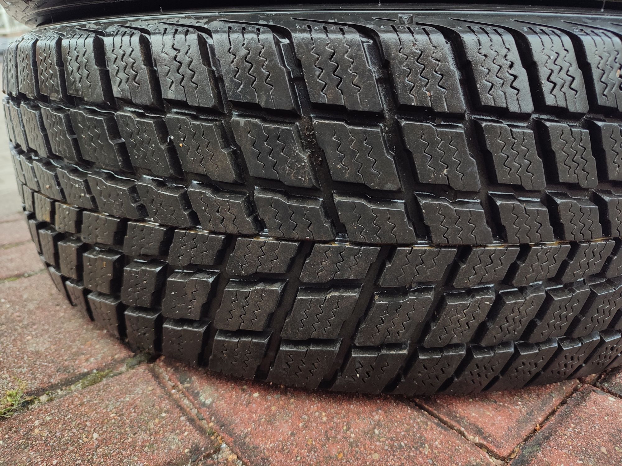 Sprzedam opony Nexen Guard suv 225/60R17