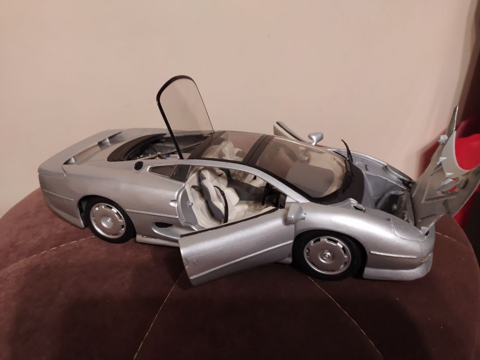 Jaguar XJ 220 1:18 srebrny