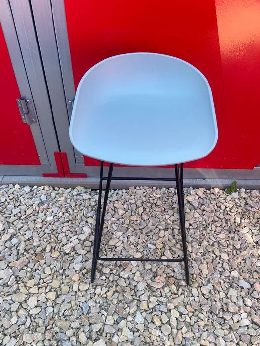 Hokery krzesła barowe HAY Design ABOUT A STOOL szaroniebieskie