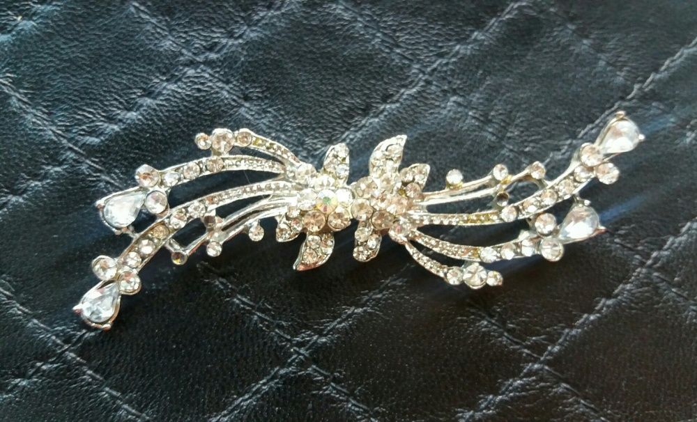 Брошь пришивная с камнями.