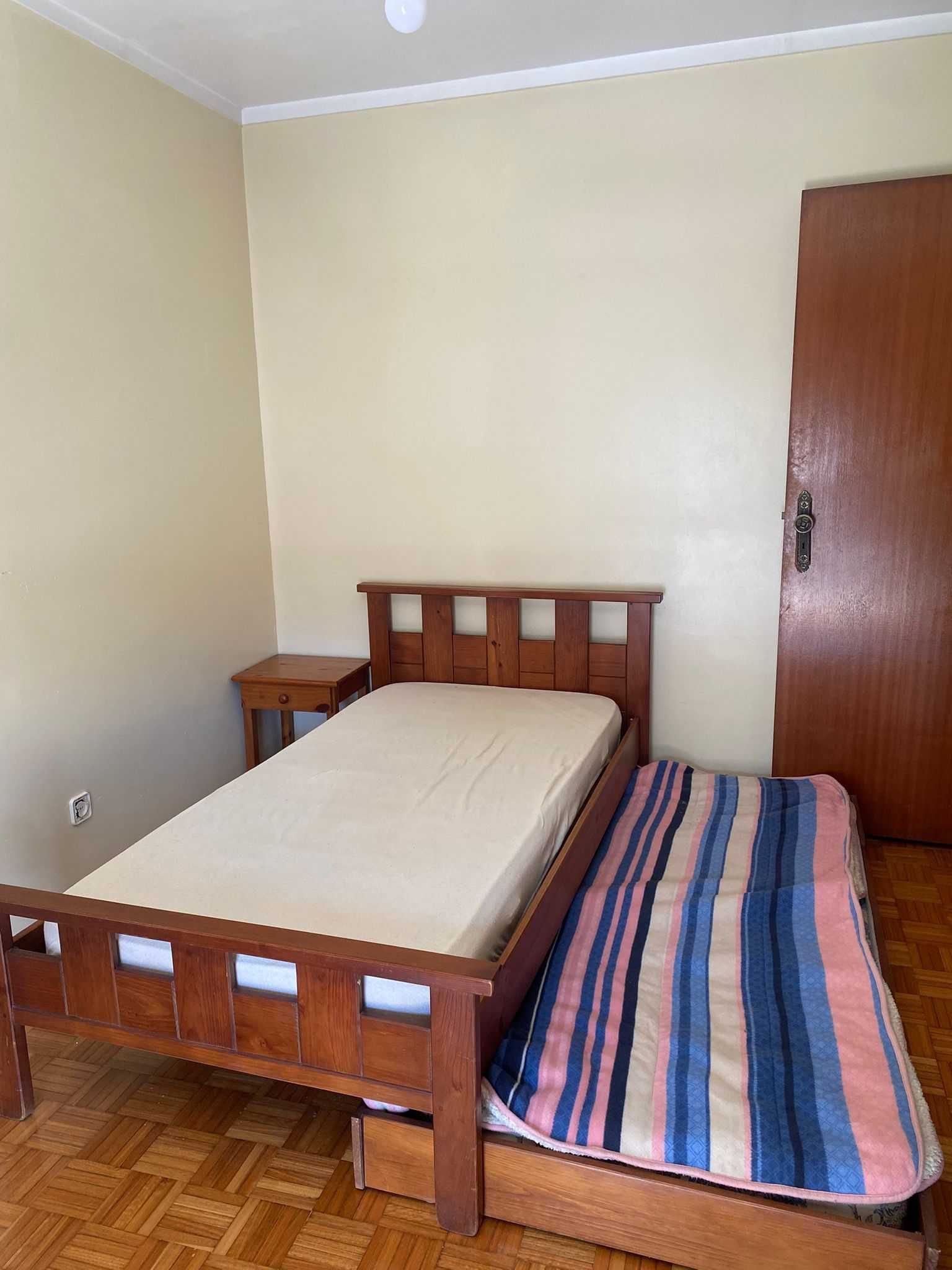 Cama de solteiro, com gaveta em madeira maciça (2 colchões incluídos)