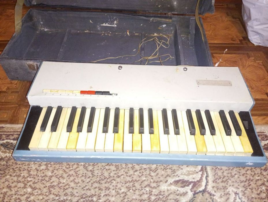 Синтезатор  Эстрадин 3-м