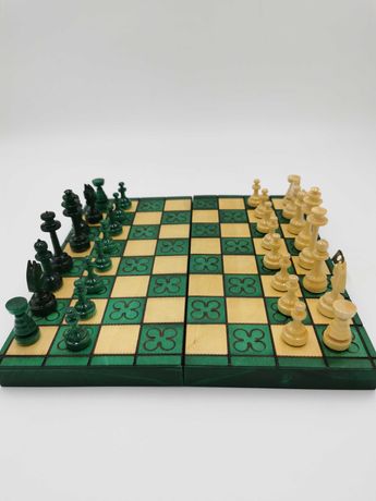 szachy drewniane tradycyjne zielone