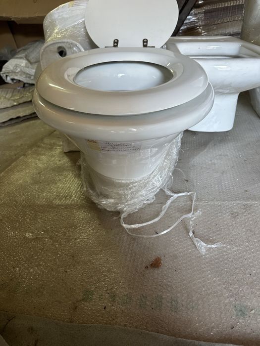 Унитаз подвесной керамический с крышкой.