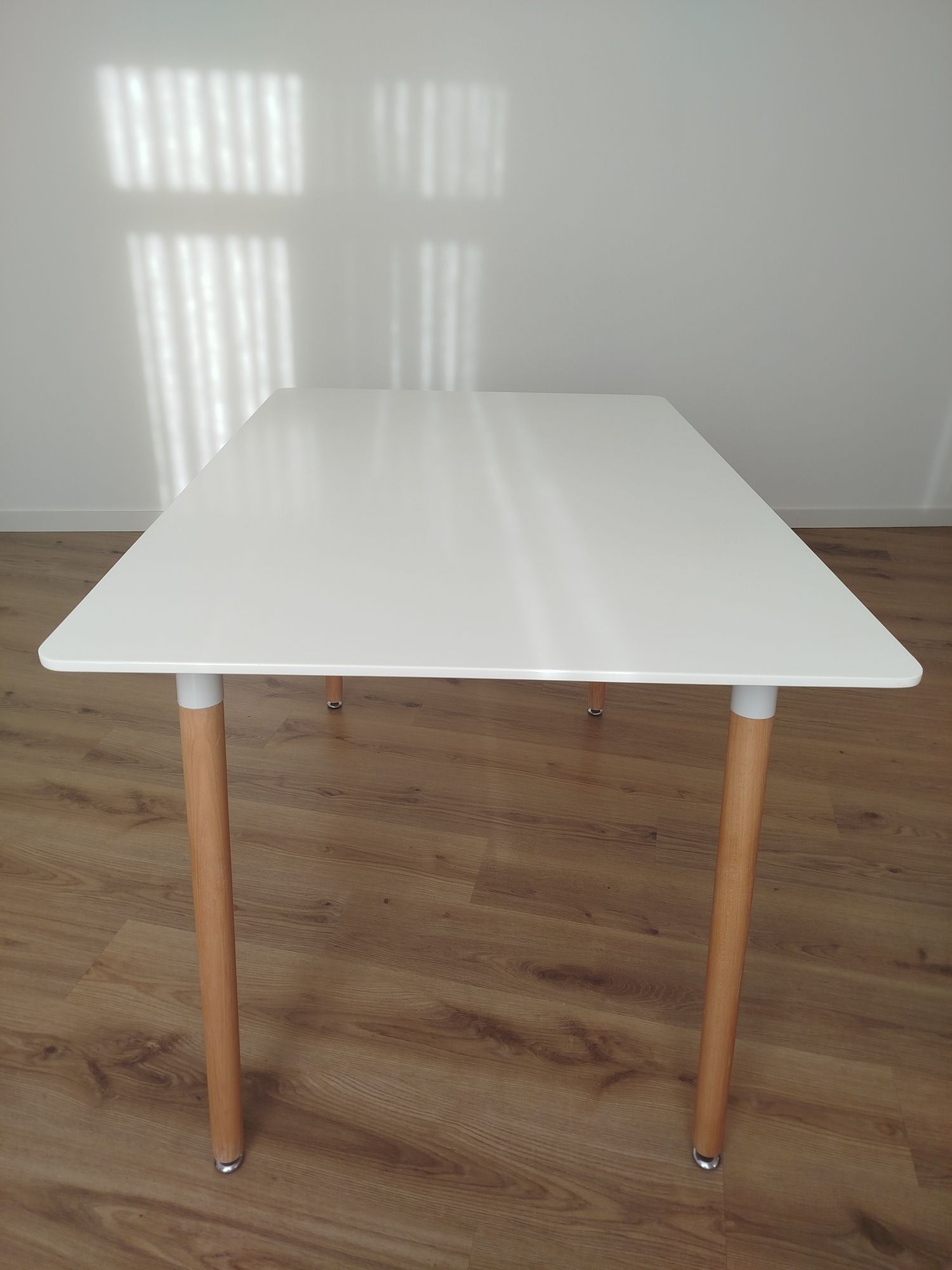 Mesa de jantar sem cadeiras