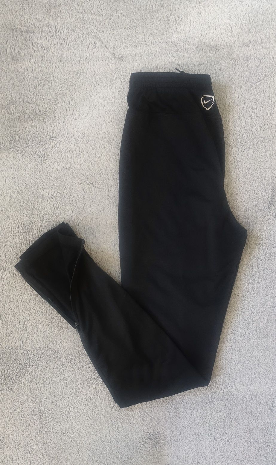 Czarne spodnie sportowe dresowe Nike S unisex trening siłownia dresy