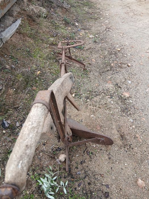 Charueco em ferro e  uma canga