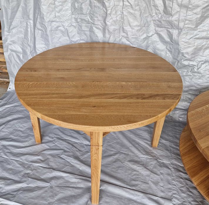 Piękny stół dębowy z litego drewna.