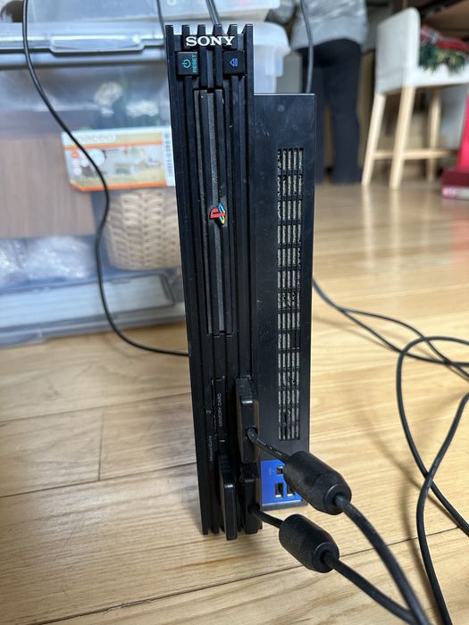 Playstation 2 com cabos e comandos