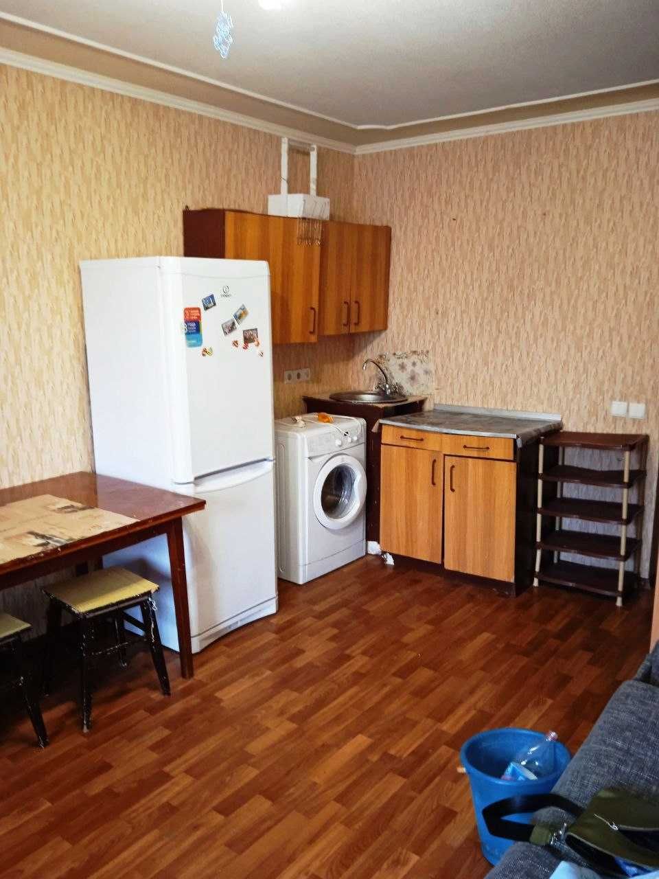 Продам 1 комнатную гостинку метро Малышева