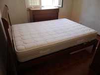 Quarto de casal, recente, em bom estado. Para desocupar a divisão.