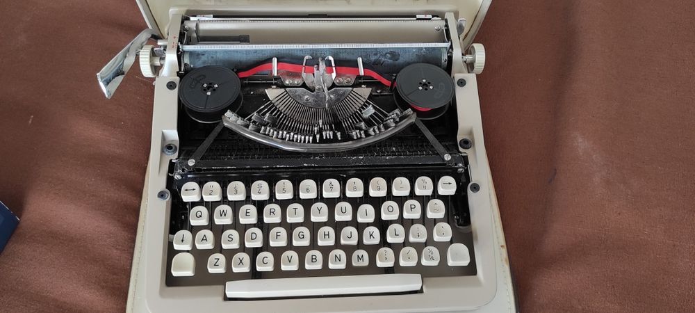 Máquina de escrever antiga SINGER