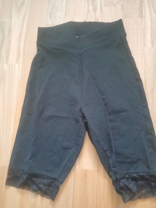 Krótkie spodenki z koronką sinsay xs czarne 34