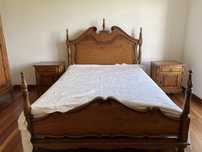 Cama e mesas de cabeceira antigas