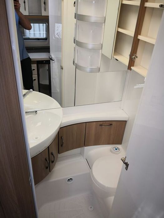 Wynajem PRZYCZEPY kempingowej HOBBY Deluxe 455UF z Klimatyzacją 1350kg