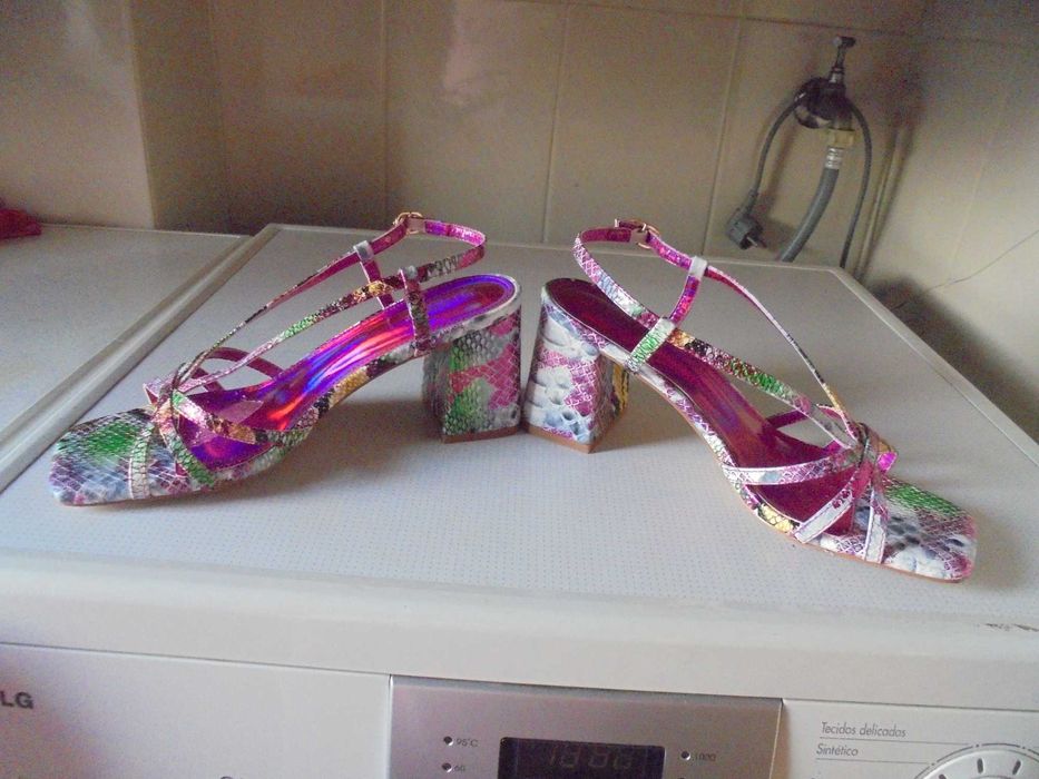 sandálias de senhora muito coloridas