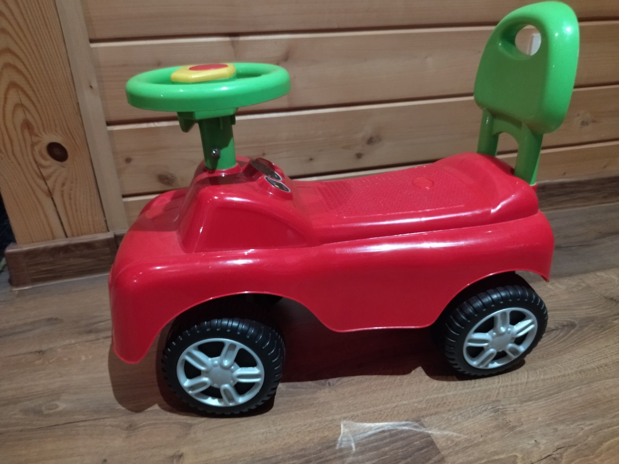 Czerwone auto jeździk