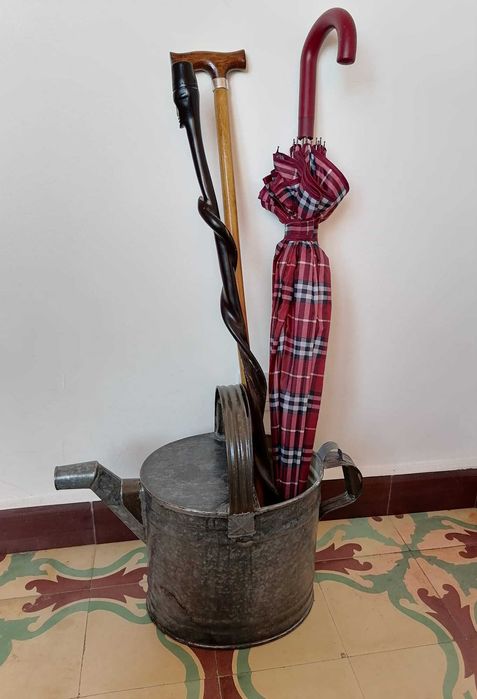 Regador antigo restaurado e reutilizável