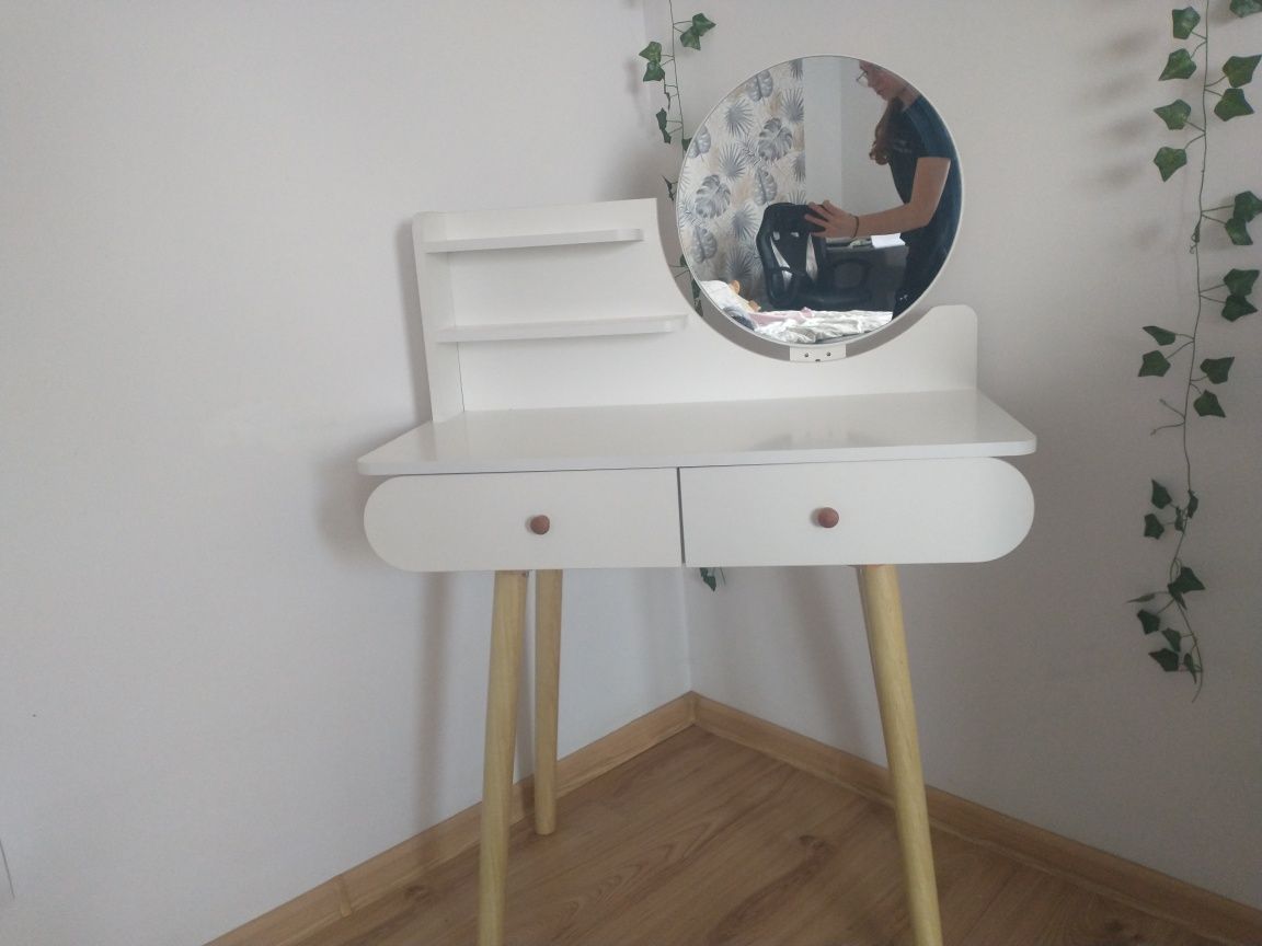 Toaletka koloru białego z okrągłym lustrem