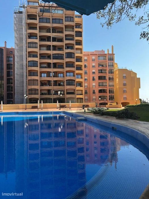 Arrenda-se T2 de Luxo Remodelado em Condomínio com Piscina e Garagem |